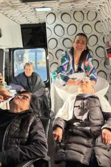 Adorinda Bernardo percorre o planalto mirandês com um cabeleireiro sobre rodas